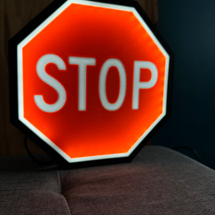 Lampe LED STOP fond noir

