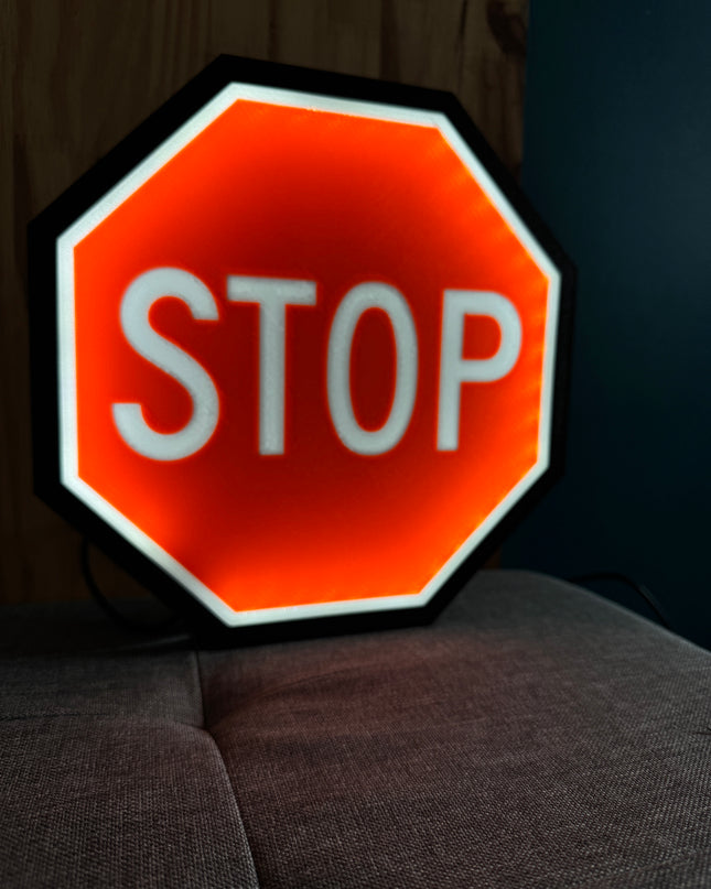 Lampe LED STOP fond noir
