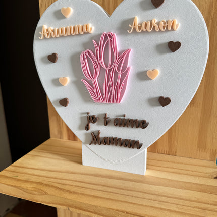Plaque cœur personnalisée avec prénoms et tulipes 3D pour la fête des mères.

