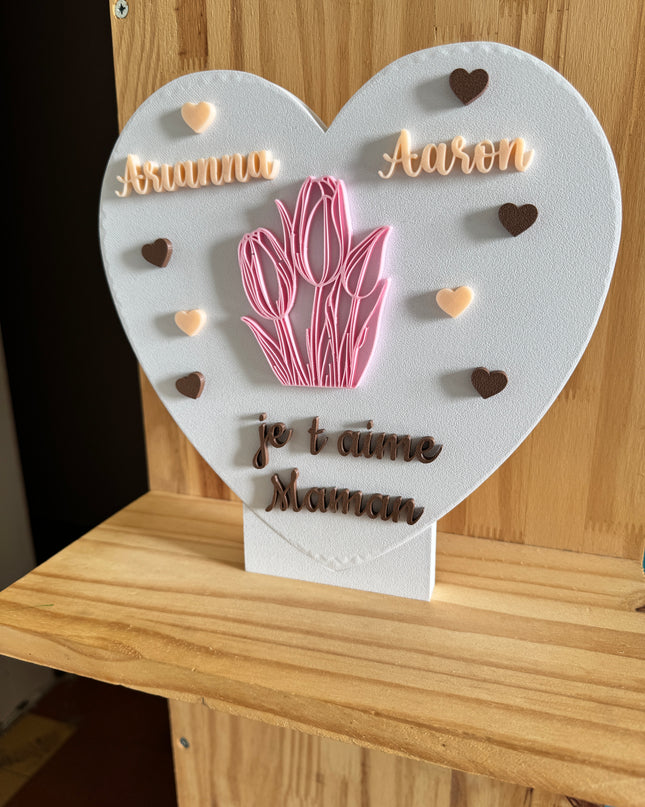 Plaque cœur personnalisée avec prénoms et tulipes 3D pour la fête des mères.


