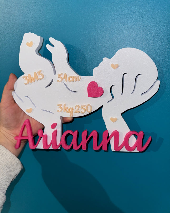Objet décoratif de naissance imprimé en 3D, personnalisable avec infos de bébé.

