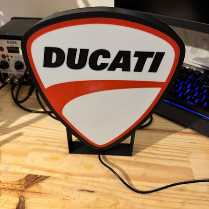 Lampe LED Ducati fond noir
