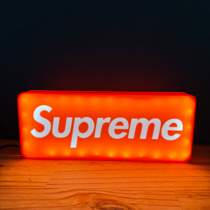 Lampe LED Supreme fond rouge

