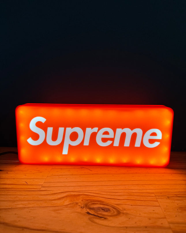Lampe LED Supreme fond rouge

