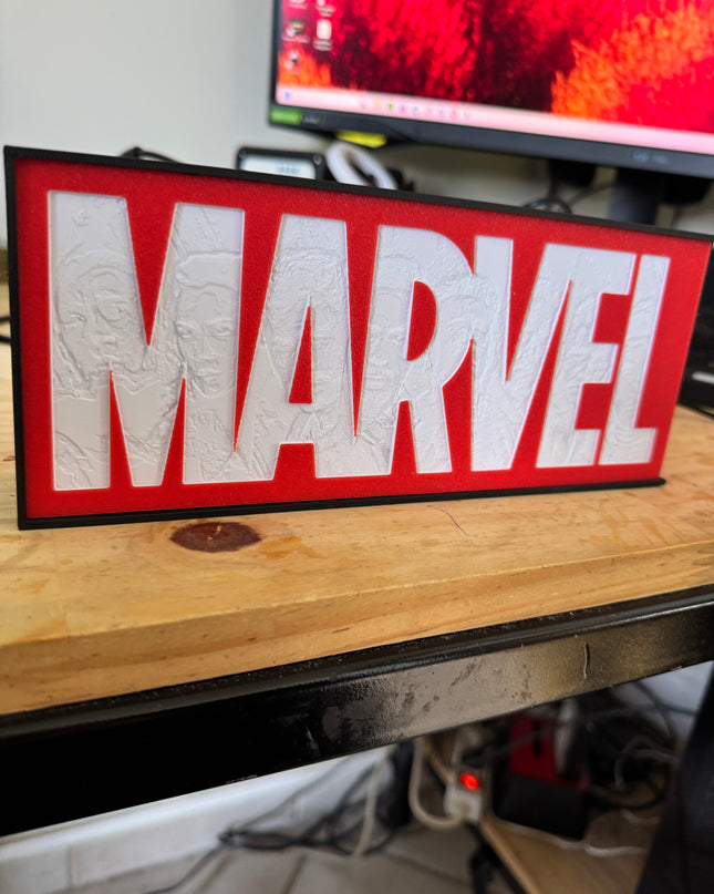 lampe Marvel 3D en litophanie ambiance rouge
