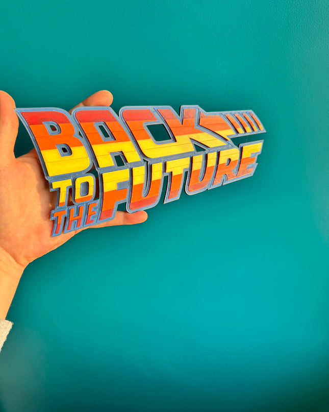 Plaque 3D "Back to the Future", imprimée en 3D, design fidèle au logo original.


