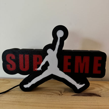 Lampe rouge et noire style streetwear
