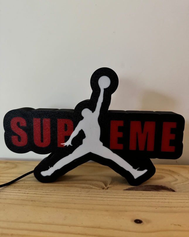 Lampe rouge et noire style streetwear
