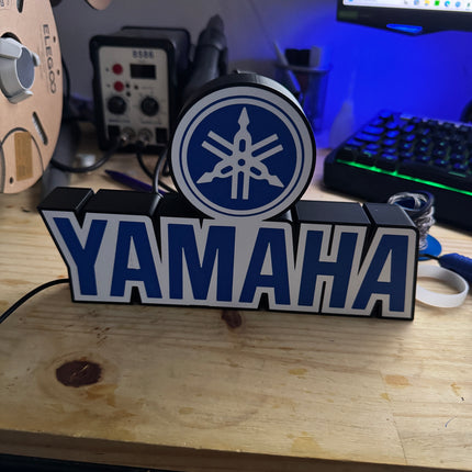 Lampe LED Yamaha fond vert
