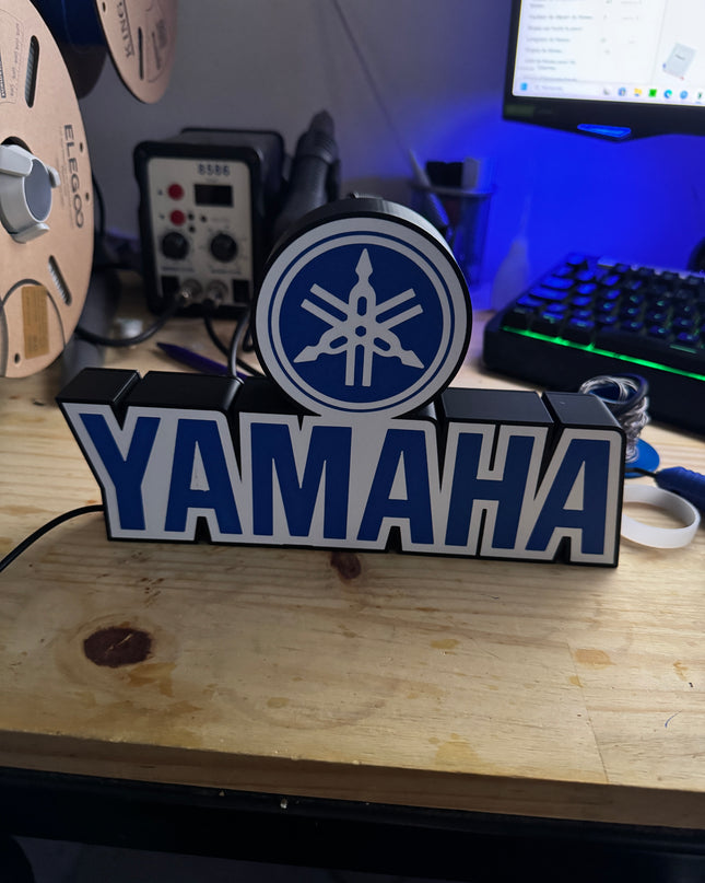 Lampe LED Yamaha fond vert
