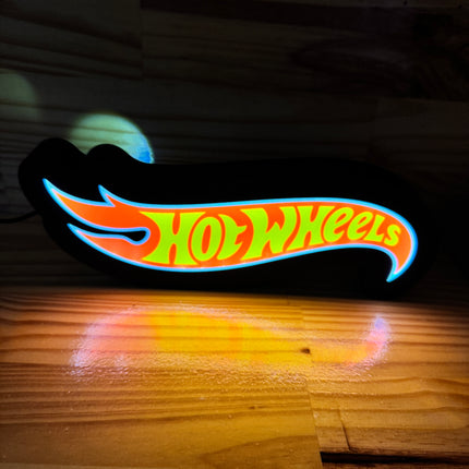 Texte jaune bordé de rouge sur lampe
