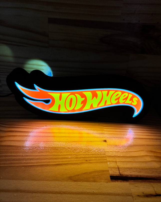 Texte jaune bordé de rouge sur lampe
