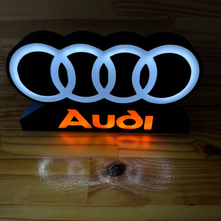 Texte rouge et logo blanc Audi

