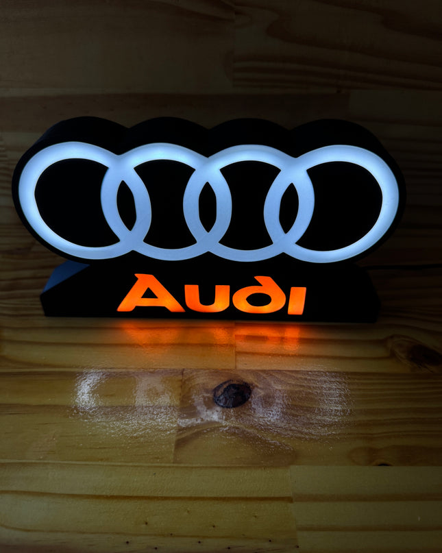 Texte rouge et logo blanc Audi
