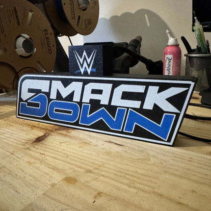 Lightbox 3D avec logo SmackDown, design dynamique, câble USB inclus.