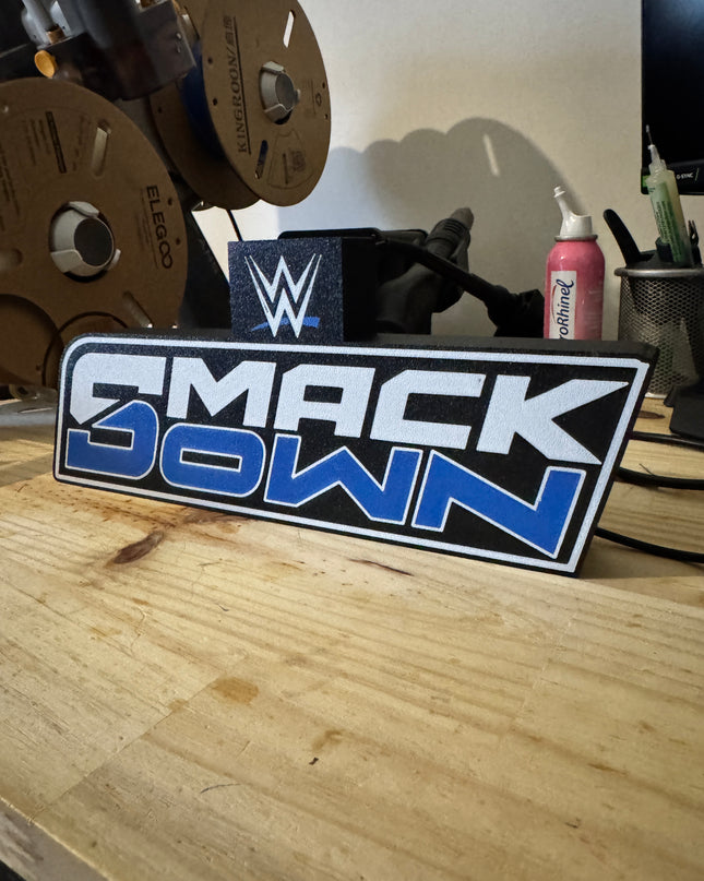 Lightbox 3D avec logo SmackDown, design dynamique, câble USB inclus.