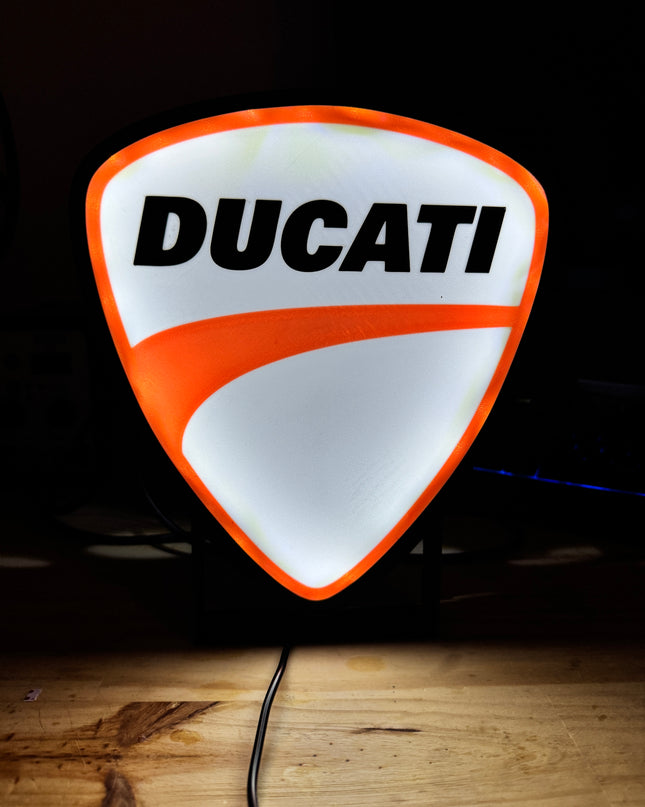Texte Ducati noir sur fond noir
