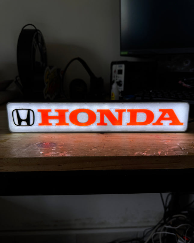 logo Honda en relief avec effet lumineux
