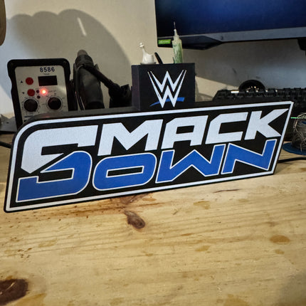 Lampe LED USB thème catch WWE, idéale pour chambre ou coin gaming.