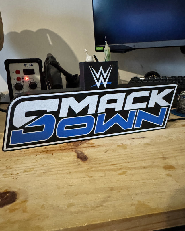 Lampe LED USB thème catch WWE, idéale pour chambre ou coin gaming.