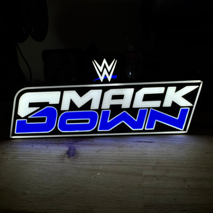 Lampe Lightbox 3D WWE SmackDown avec nouveau logo, LED USB, design noir, blanc et bleu.