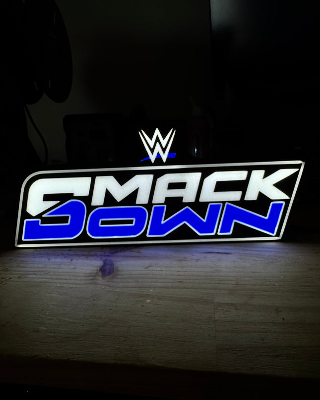 Lampe Lightbox 3D WWE SmackDown avec nouveau logo, LED USB, design noir, blanc et bleu.