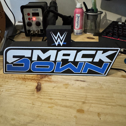 Éclairage LED décoratif inspiré de la WWE, design noir, blanc et bleu.