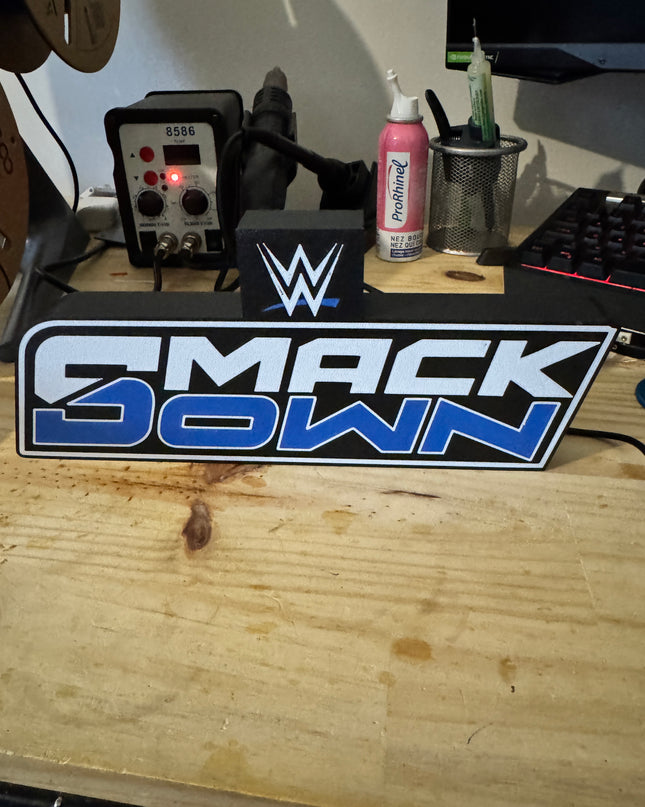 Éclairage LED décoratif inspiré de la WWE, design noir, blanc et bleu.