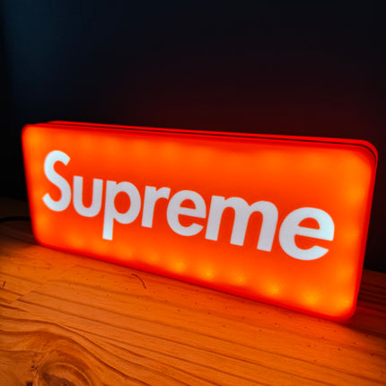 Lampe rouge avec texte blanc Supreme
