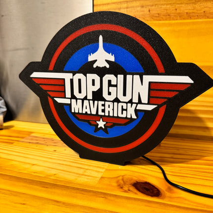 Texte blanc sur fond noir style Top Gun
