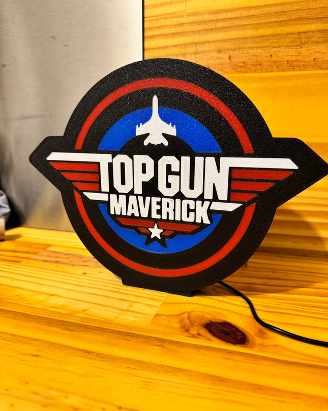 Texte blanc sur fond noir style Top Gun

