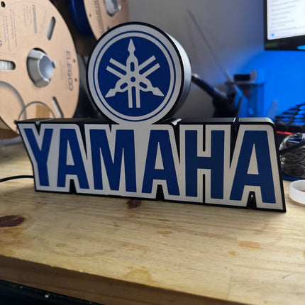 Texte blanc et bleu Yamaha
