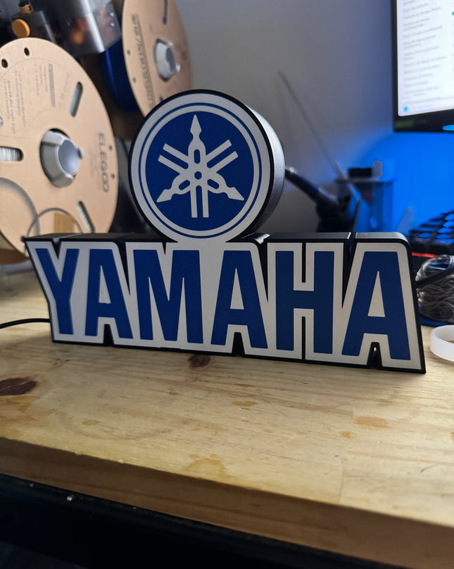 Texte blanc et bleu Yamaha
