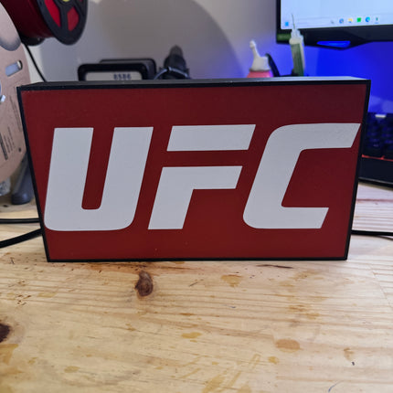 Texte blanc et rouge style UFC
