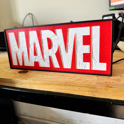lampe 3D Marvel avec effet de profondeur
