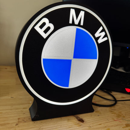 logo BMW illuminé en lumière 3D
