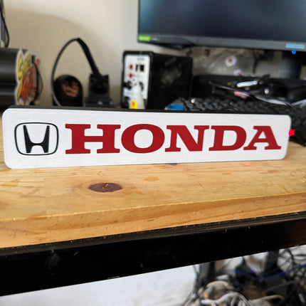 lampe fond noir et texte rouge ambiance racing
