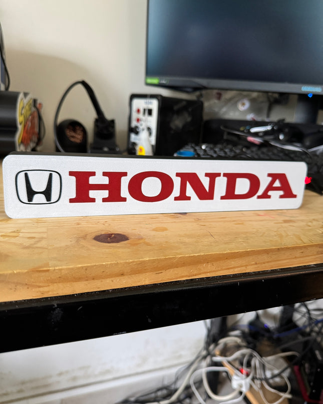 lampe fond noir et texte rouge ambiance racing

