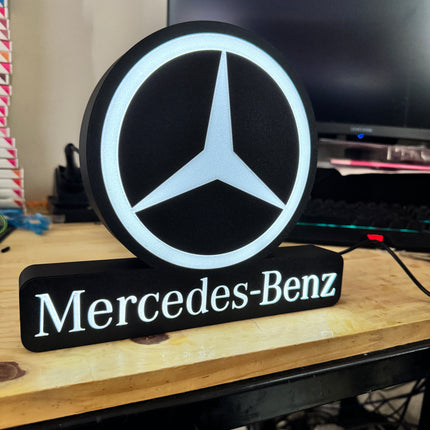 lampe noire avec logo blanc Mercedes
