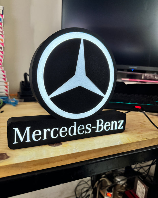 lampe noire avec logo blanc Mercedes
