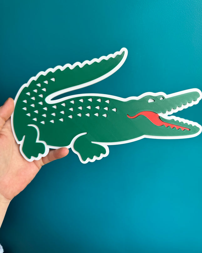 Décoration murale originale en forme de crocodile imprimé en 3D.

