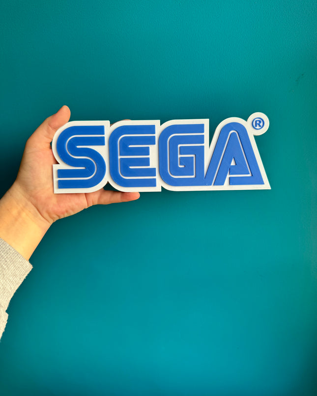 Plaque 3D SEGA imprimée en PLA bleu et blanc, 24 cm de large.

