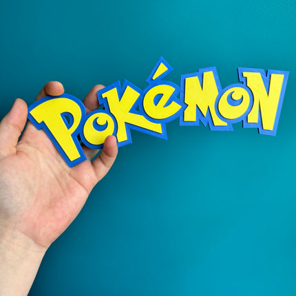 Plaque 3D Pokémon imprimée en jaune et bleu, 24 cm, design moderne.

