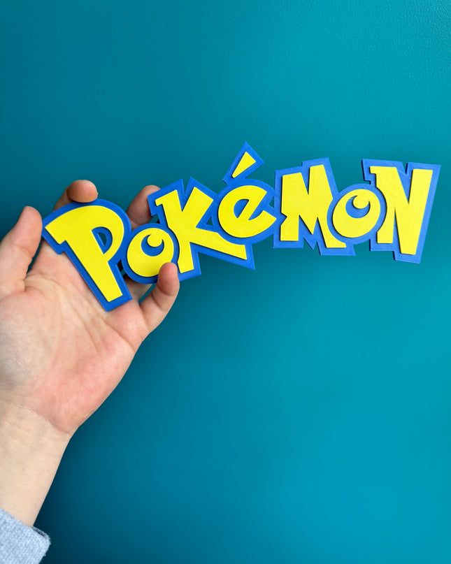 Plaque 3D Pokémon imprimée en jaune et bleu, 24 cm, design moderne.

