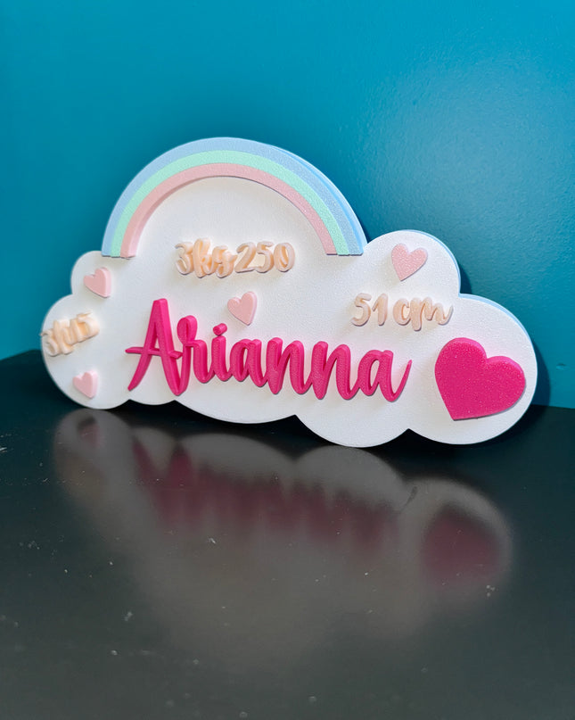 Design enfantin avec cœur, nuage, prénom et infos de naissance.

