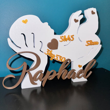 Bébé en main, souvenir unique de naissance personnalisé en couleurs au choix.

