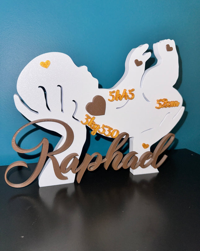 Bébé en main, souvenir unique de naissance personnalisé en couleurs au choix.

