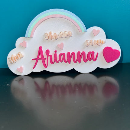 Plaque prénom bébé imprimée en 3D avec détails en relief.

