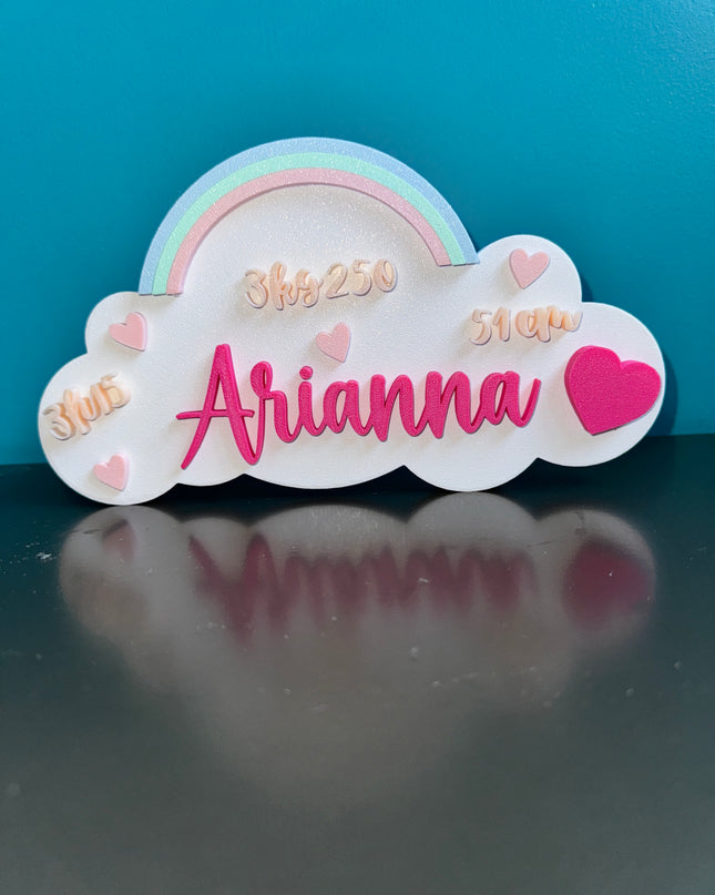 Plaque prénom bébé imprimée en 3D avec détails en relief.

