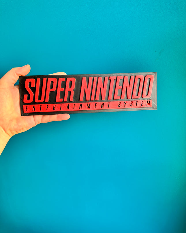 Plaque murale Super Nintendo imprimée en 3D, rouge et noir, format 24 cm.

